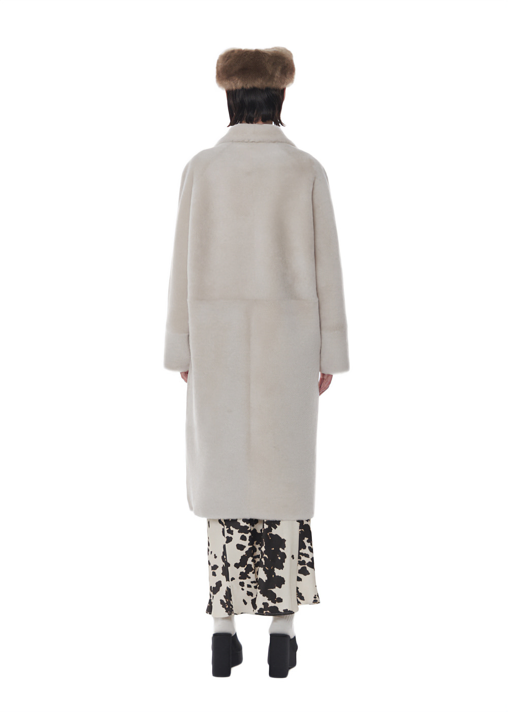 Merino Tailored Collar Long Sheraling Coat IvoryMaterial Spanish MerinoPrice 3,890,000This is a long searing coat made of Merino material that is light, soft with a tailored collar.