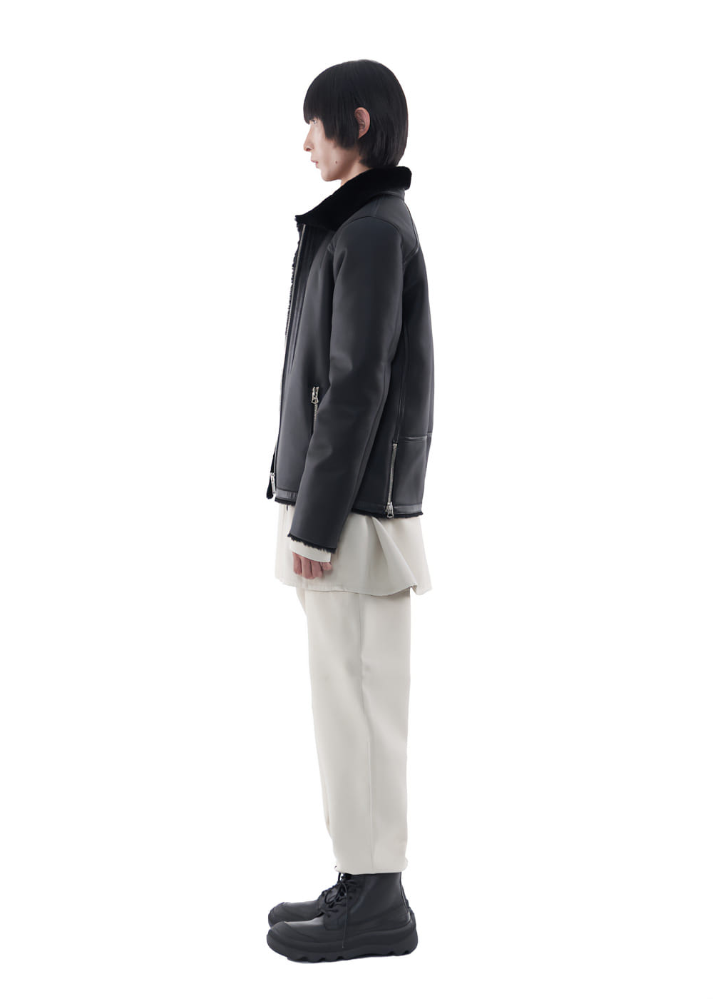 Valencia Merino Short Shearling Jacket BlackMaterial Turkish MerinoPrice 2,690,000It&#039;s a unisex shearling jacket that uses Merino material to feel soft leather and wool touch.