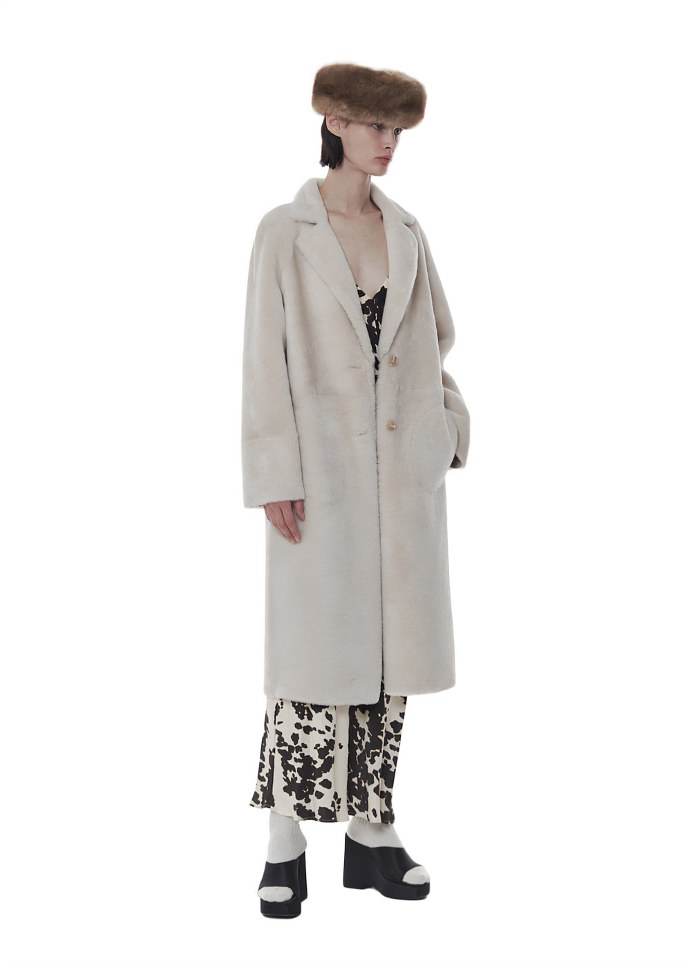 Merino Tailored Collar Long Sheraling Coat IvoryMaterial Spanish MerinoPrice 3,890,000This is a long searing coat made of Merino material that is light, soft with a tailored collar.