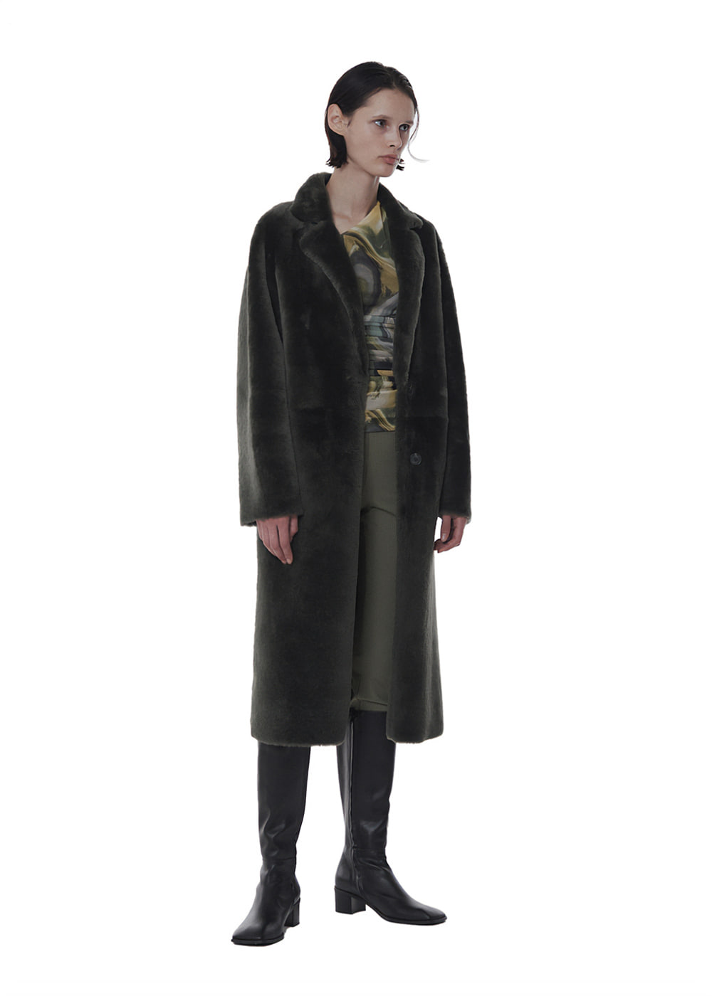 Merino Tailored Collar Long Sheraling Coat Deep GreenMaterial Spanish MerinoPrice 3,890,000This is a long searing coat made of Merino material that is light, soft with a tailored collar.
